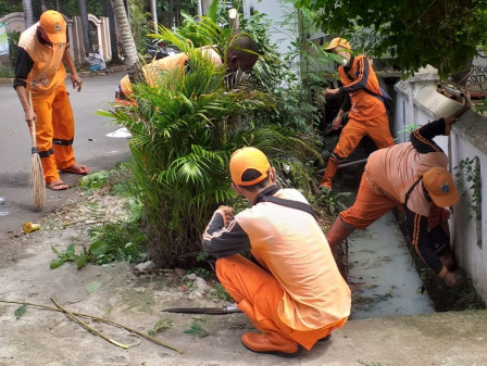 Enam Personel PPSU Bersihkan Saluran di Jalan Way Seputih