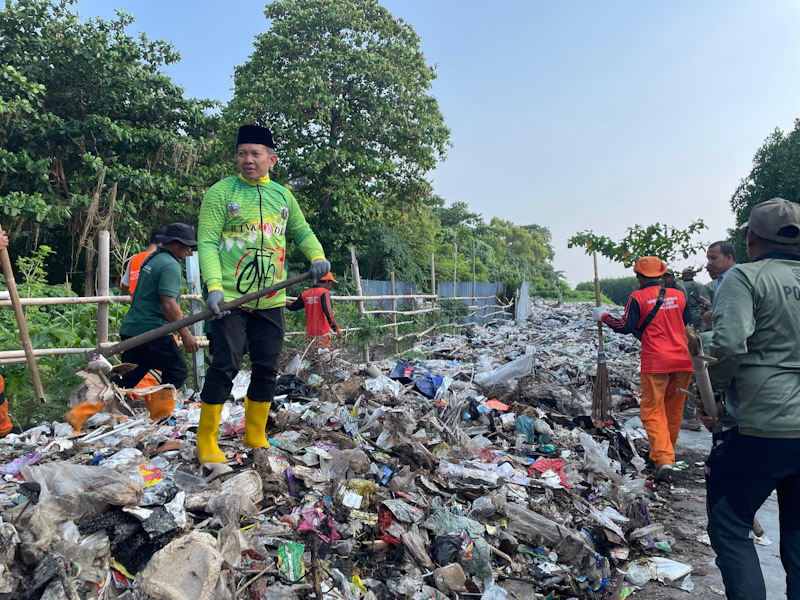 Bupati Kepulauan Seribu Pimpin Kerja Bakti di Pulau Pramuka 