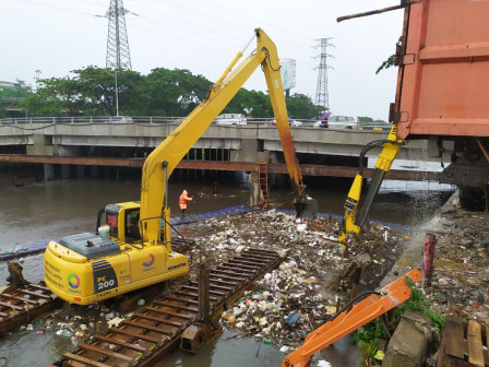 UPK Badan Air Bersihkan Sampah di Kali Kanal Banjir Barat