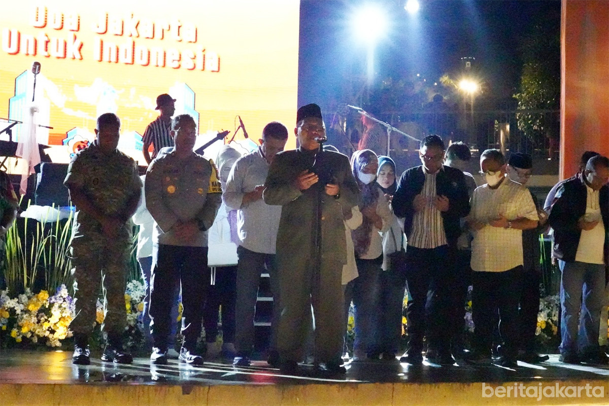 Perayaan tahun baru di Taman Literasi ditutup dengan doa bersama