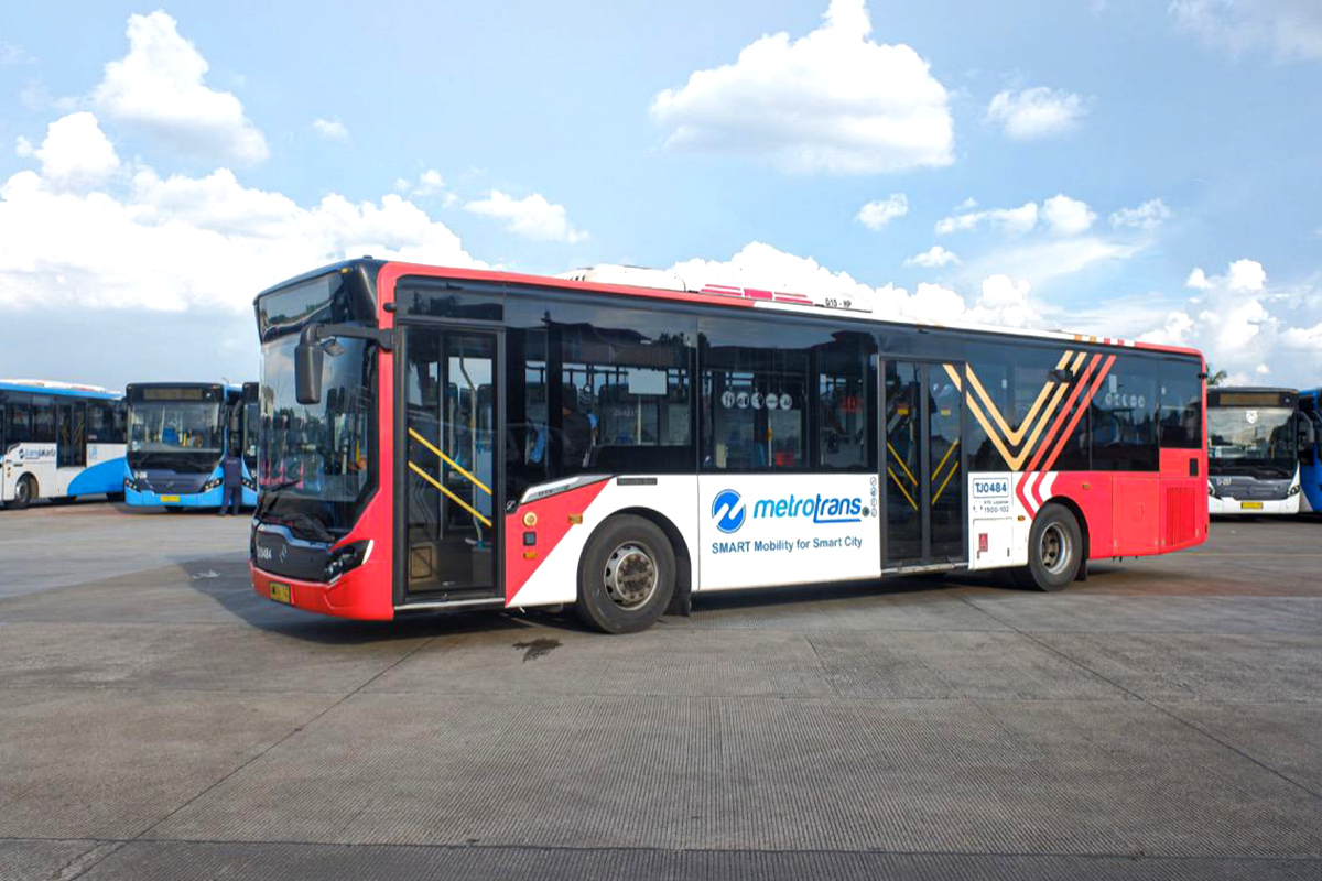 Transjakarta melakukan penyesuaian layanan karena genangan air