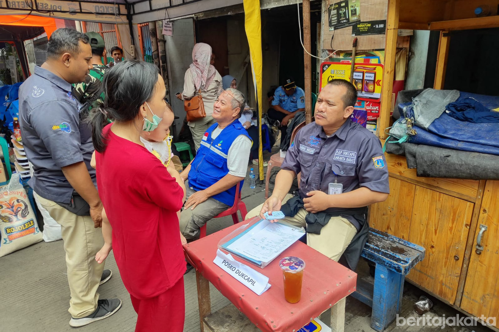 Penyintas Kebakaran Kelurahan Tangki memanfaatkan Layanan Adminduk