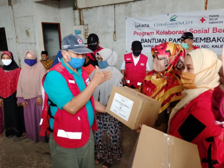 PMI Jakbar - Pengembang Berkolaborasi Salurkan Bantuan Paket Sembako