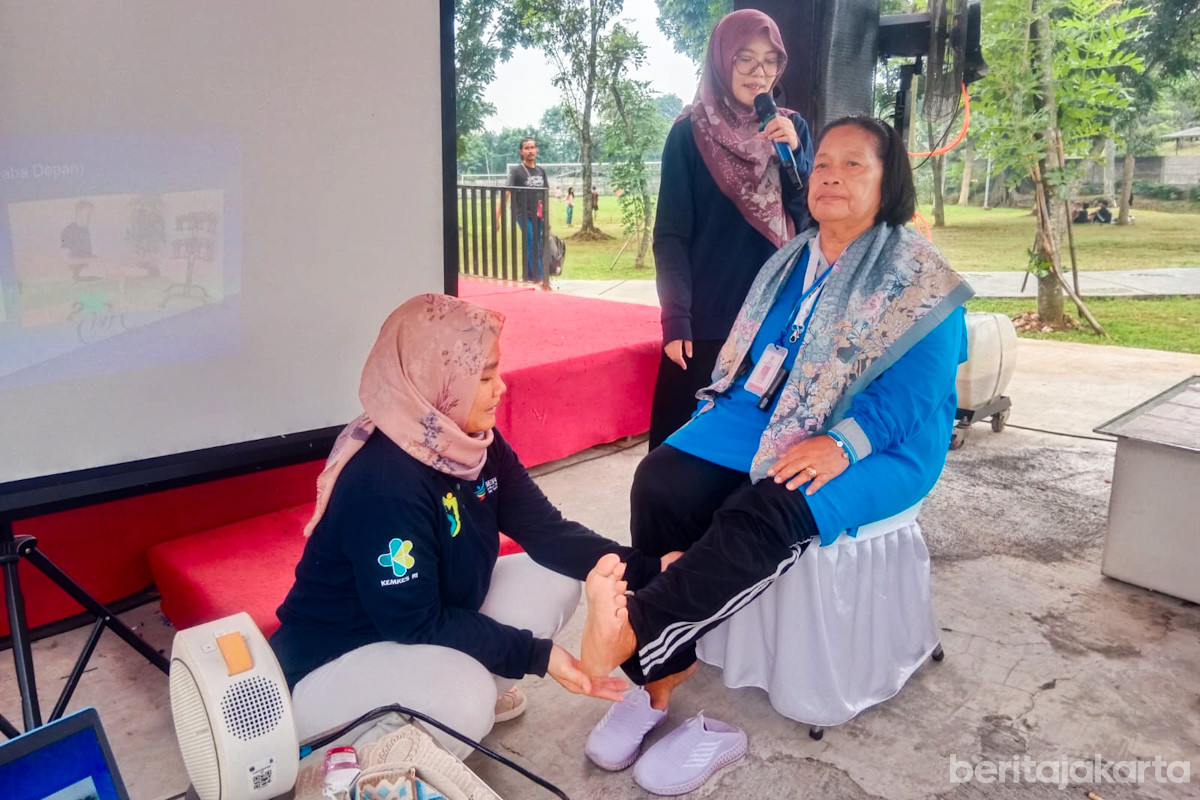 Lansia manfaatkan layanan Sentra Emas Puskesmas Kecamatan Cipayung
