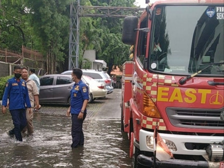 Gulkarmat Jaktim Kerahkan Lima Mobil Pompa Atasi Genangan