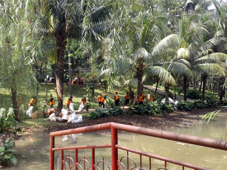 UPK Badan Air Bersihkan Sampah di Danau Taman Dadap Merah