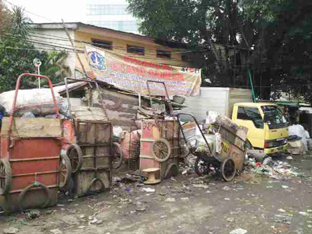 Warga Keluhkan Sampah Tercecer di TPS Jalan Kenari II