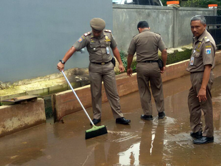 Satpol PP Bantu Bersihkan Lumpur Bekas Genangan Di Perdatam