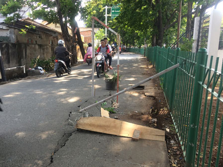 Lubang Menganga di Jalan Cikijang Bahayakan Pengendara