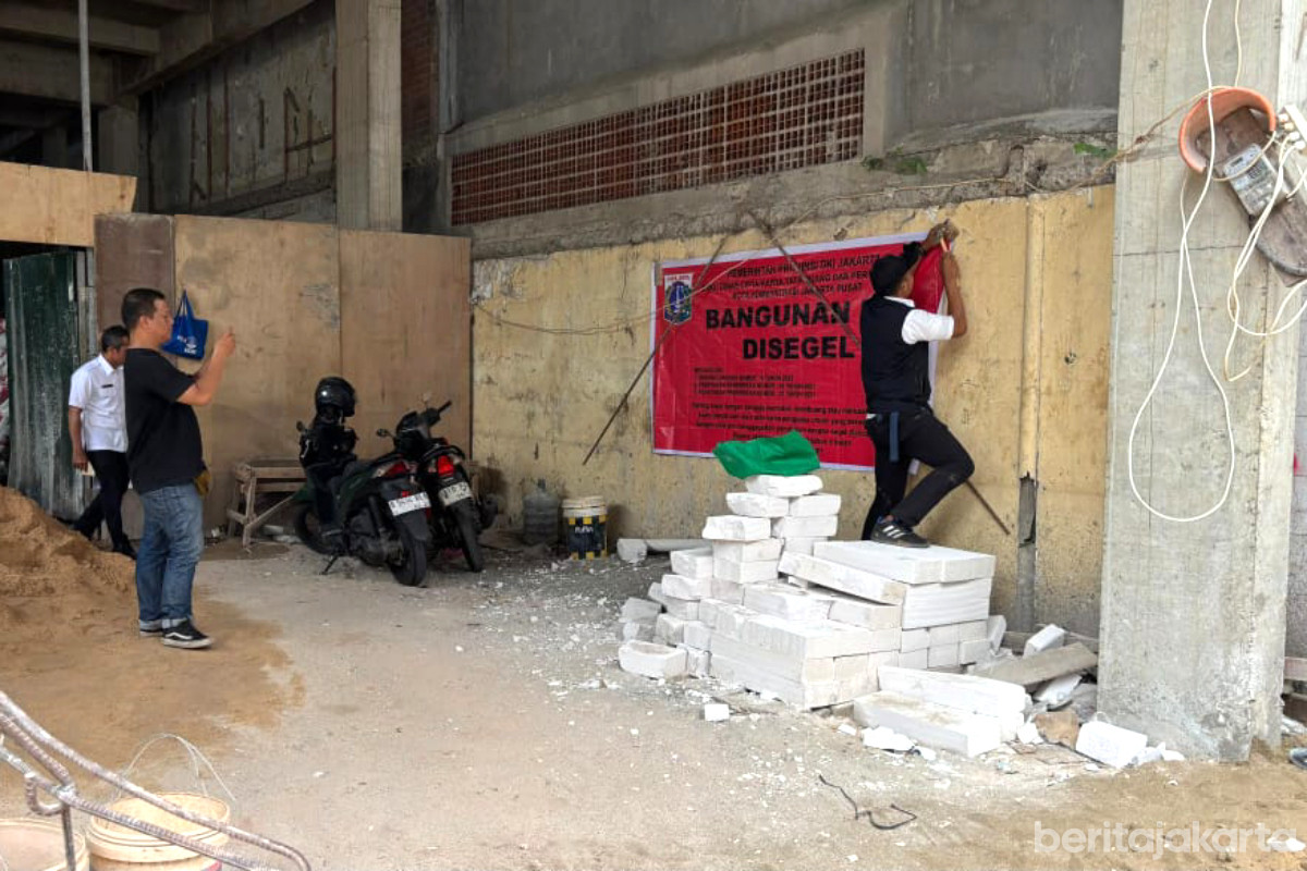 Pemasangan spanduk segel pada bangunan yang melanggar Perizinan Bangunan Gedung