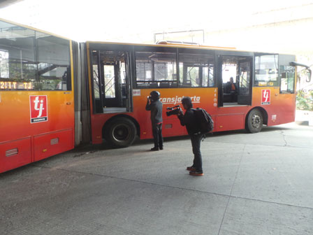 Busway Gandeng Teronggok di Jalan Yos Sudarso