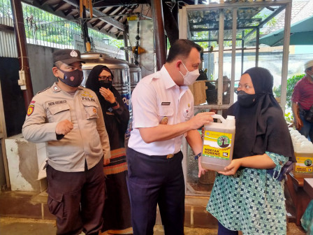 Wakil Wali Kota Jaktim Tinjau Pasar Murah Minyak Goreng di Rawamangun 