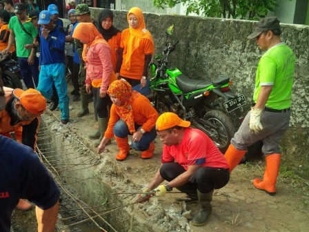 Walikota Pimpin Aksi Bersih-Bersih di Ciracas