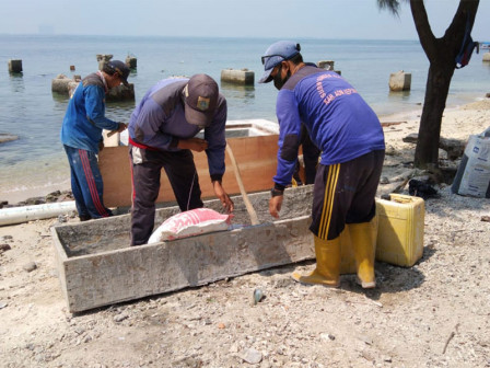  Petugas Membangun Terminal Sumur Resapan di Pulau Untung Jawa 
