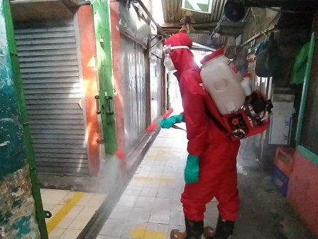  Petugas Gulkarmat Jakpus Sterilisasi Pasar Thomas Dengan Cairan Disinfektan