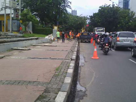 Sudin Bina Marga Buat Jalur Air di Jalan Jenderal Sudirman