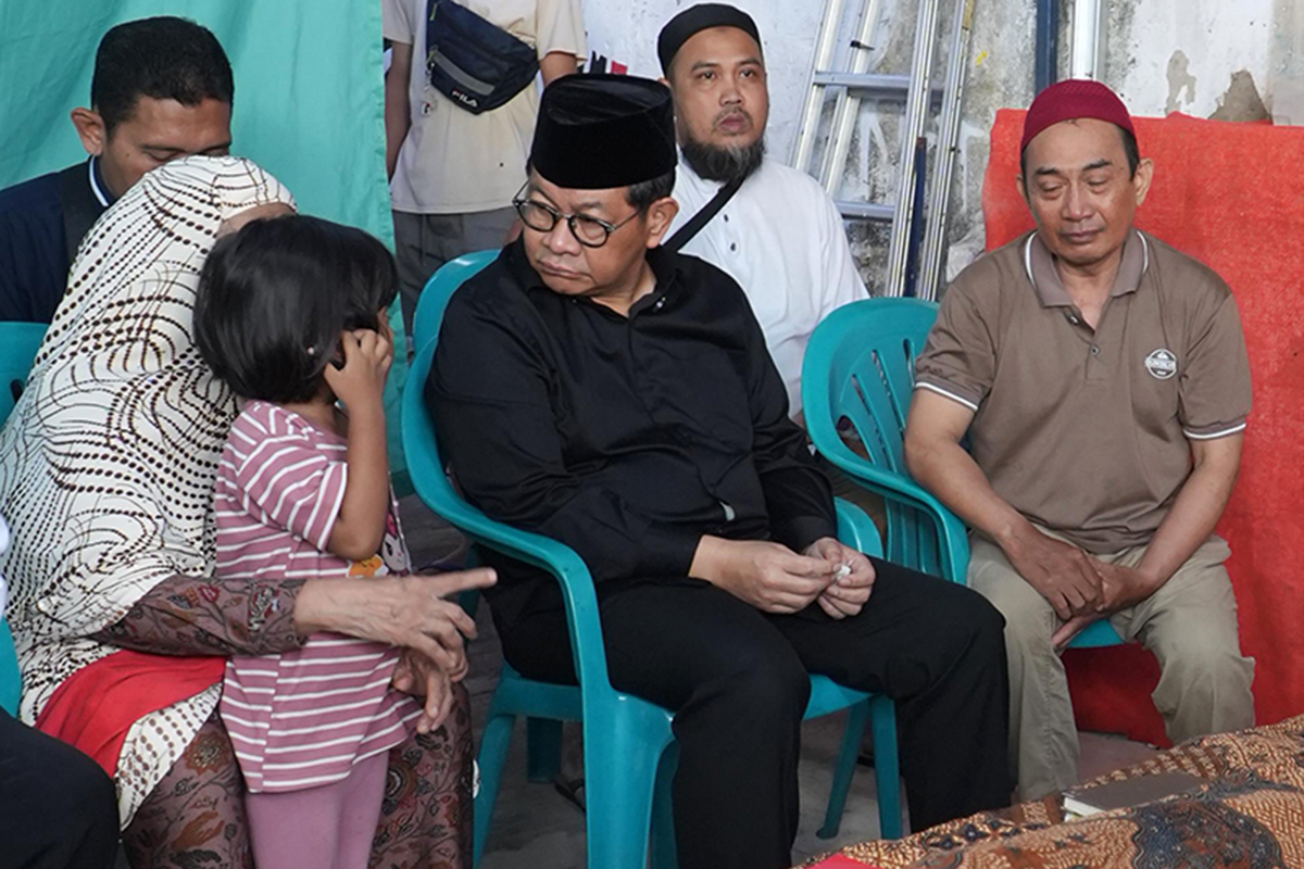 Pramono berbincang dengan anggota keluarga almarhum Affan Kurniawan
