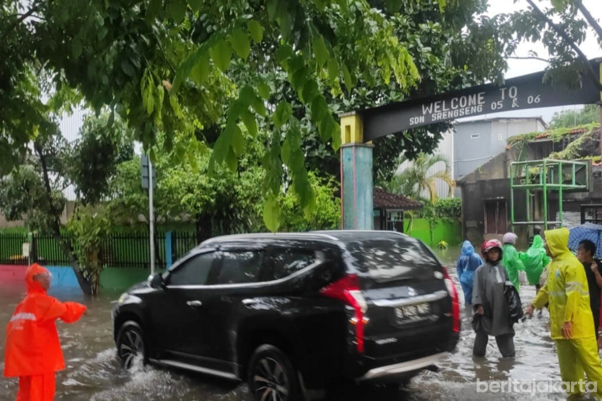 Petugas Gabungan Cepat Tangani Genangan di Jalan Srengseng Raya 