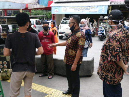  Petugas Gabungan Kecamatan Menteng Sosialisasikan PSBB di Stasiun Gondangdia