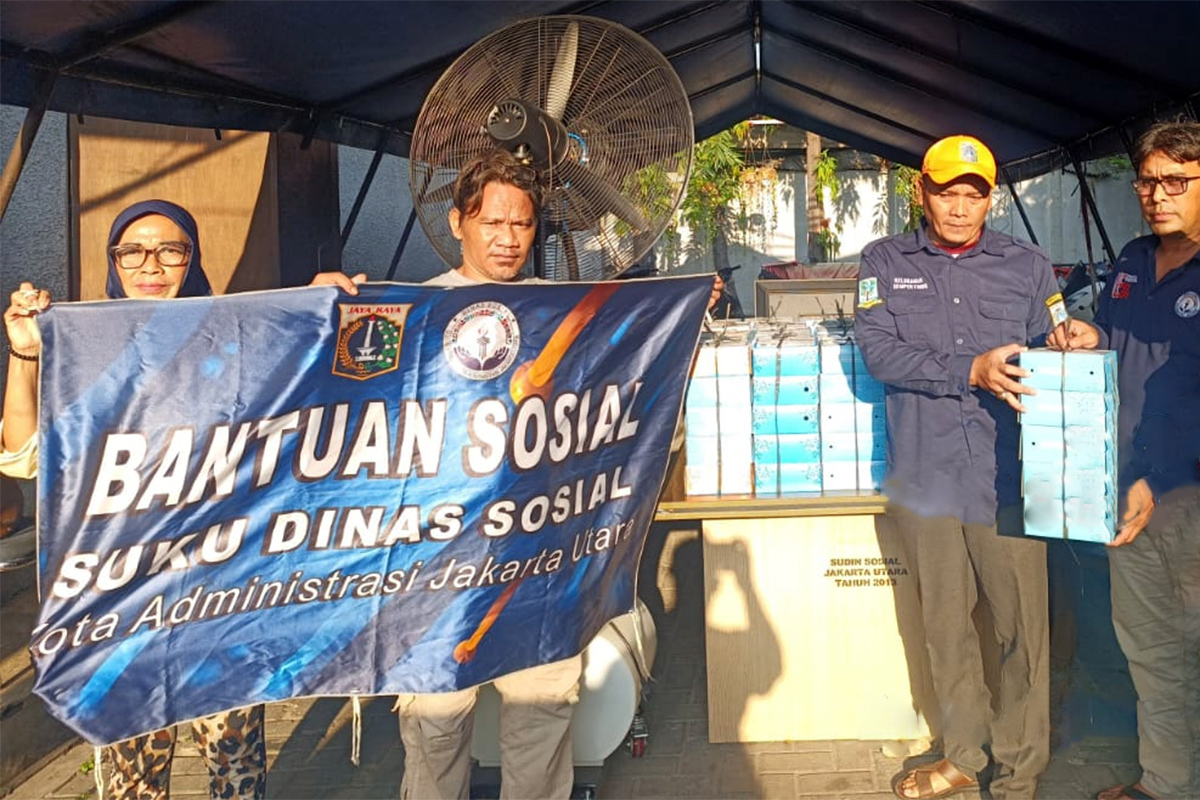 Penyerahan bantuan penyintas kebakaran di Semper Timur