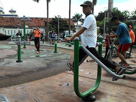 Warga Nikmati Fasilitas Fitnes Terbuka di GOR Ciracas