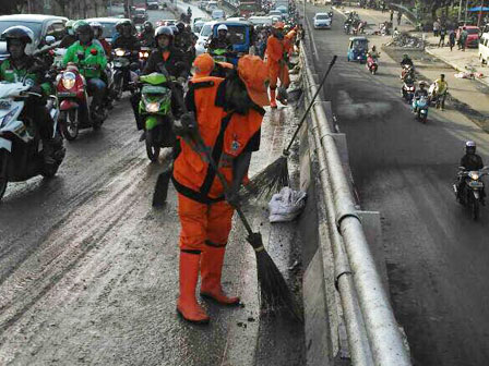  PPSU Berhasil Bersihkan Tumpahan Tanah Merah di FO Jatibaru 