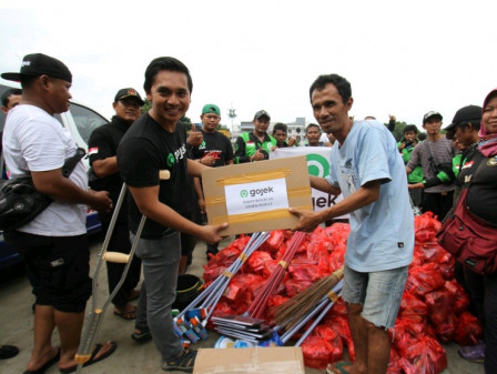 Ratusan Relawan Gojek Distribusikan Ribuan Paket Bagi Korban Banjir Bantuan