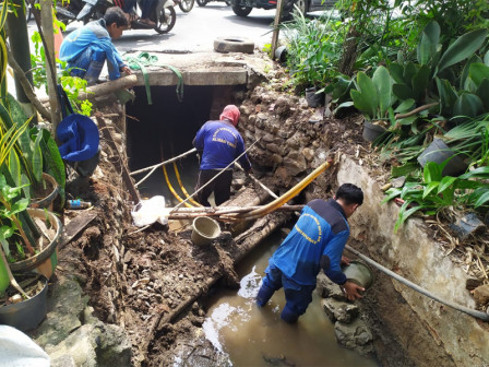  Belasan Satgas SDA Kecamatan Kemayoran Perbaiki Saluran Air Sepanjang 1 Kilometer