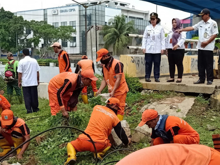 Petugas Gabungan Bersihkan Puing Proyek Becakayu di Jl DI Panjaitan