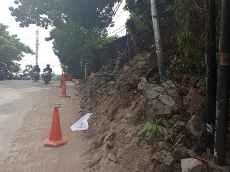 Turap Longsor di Jl. Deplu Raya Bintaro Berhasil Ditangani Petugas