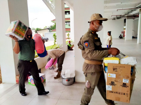 Personel Gabungan Bantu Pemindahan Perabot Warga ke Rusun CBU