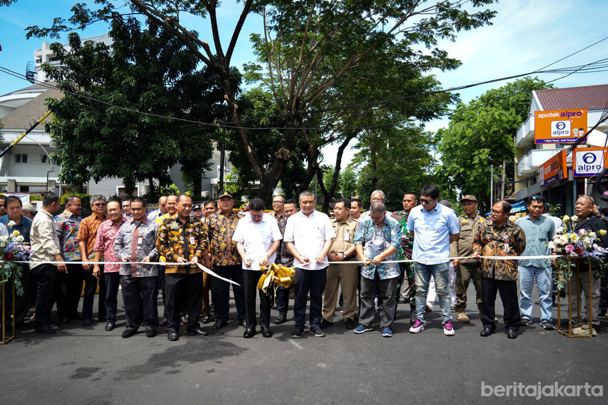 Pengguntingan pita tanda peresmian Jembatan Berkah dan Bermanfaat di Duri Kosambi