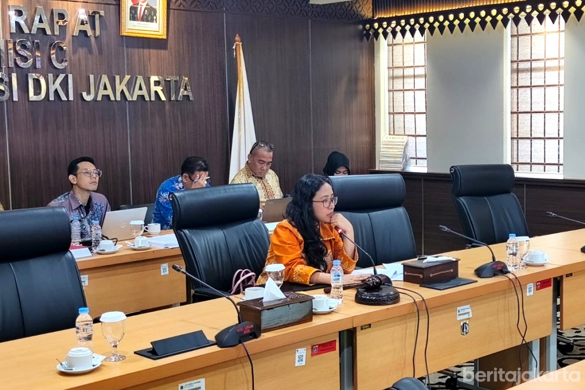 Farah Savira saat memimpin Rapat Pansus Kawasan Tanpa Rokok (KTR) DPRD DKI Jakarta