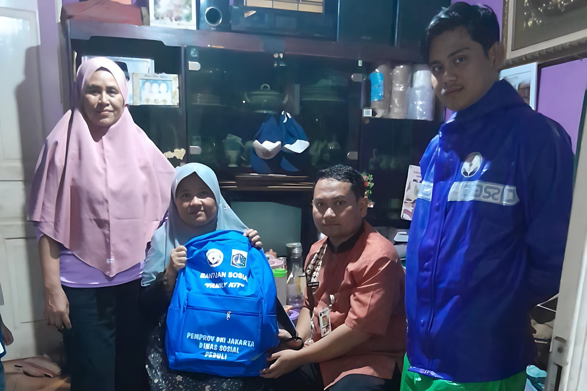Petugas Dinas Sosial menyalurkan bantuan pada keluarga korban unjuk rasa