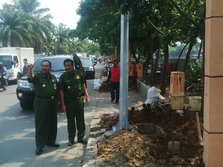 Djarot Kesal Lihat Trotoar Tugabus Angke Dirusak Proyek PJU