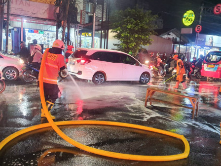 Personel Gabungan Bersihkan Tumpahan Oli di Pondok Labu 