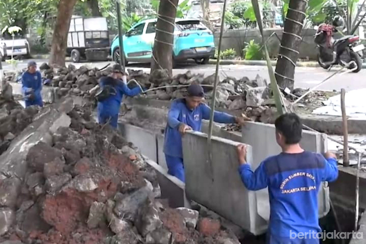 Saluran Air di Jalan Darmawangsa IV Direvitalisasi
