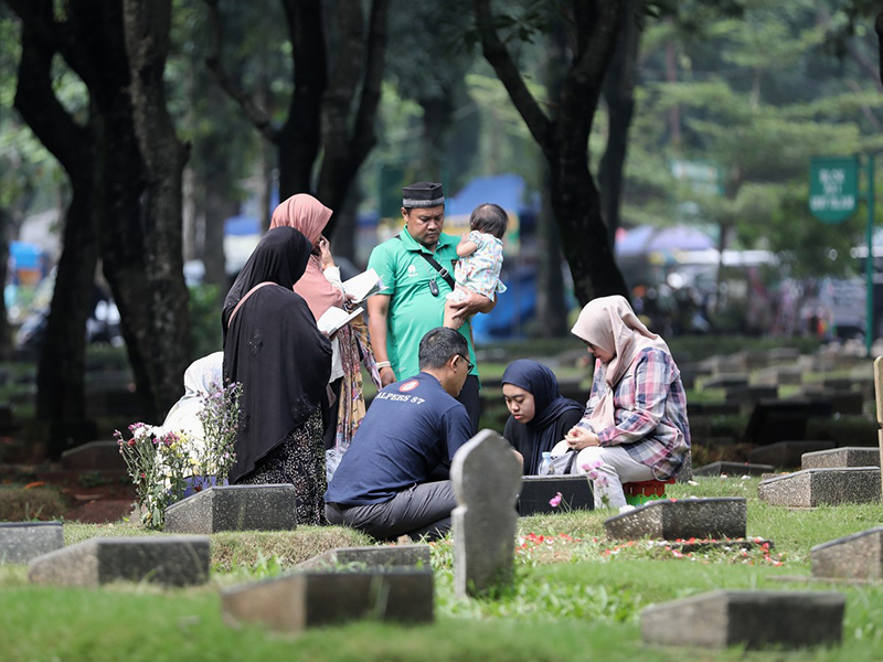 Jelang Ramadan, Peziarah Padati TPU Pondok Ranggon