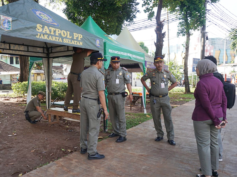 Satpol PP Jaksel Lakukan Pengawasan PKL Liar di Blok M