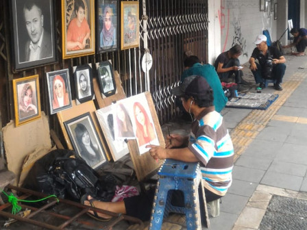 Seniman Lukis di Jalan Pintu Besar Selatan Mekukis dengan Hati