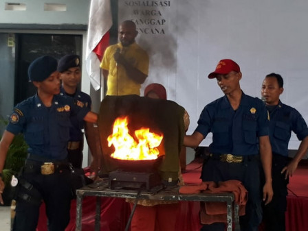 Warga Warakas Dilatih Tanggulangi Kebakaran	