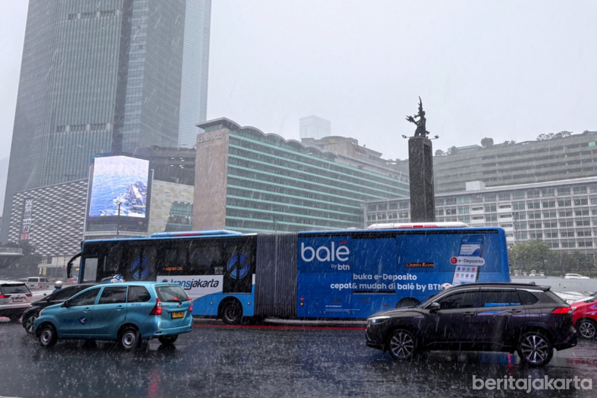 Hujan membasahi kawasan Bundaran HI