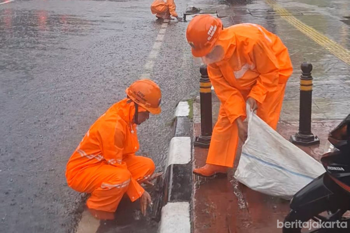 PPSU Rawa Barat Gercep Antisipasi Genangan dan Pohon Tumbang 