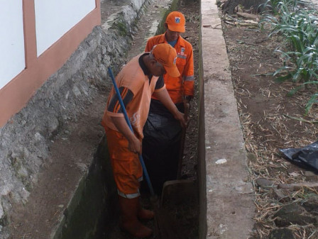 Tujuh Personel PPSU Bersihkan Saluran di Jalan Rawajati Barat