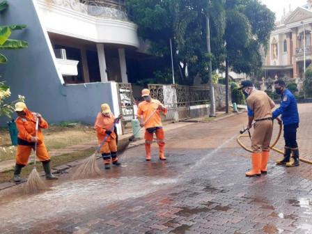 Petugas Gabungan Bersihkan Sisa Lumpur Rob di Pluit