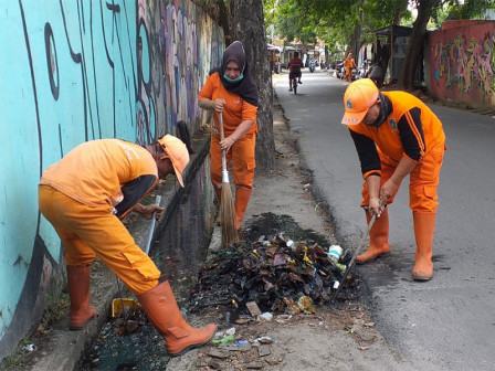  PPSU Bersihkan Sampah Saluran di Jalan Bangun Nusa Raya