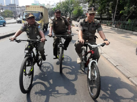 Satpol PP Kecamatan Tanah Abang Berpatroli Gunakan Sepeda