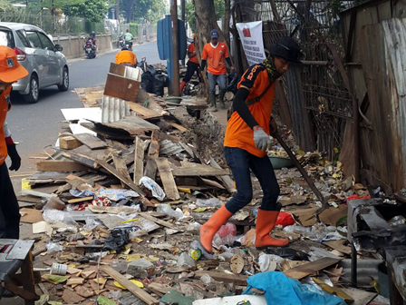 Delapan Bangunan liar di Pondok Pinang di Bongkar