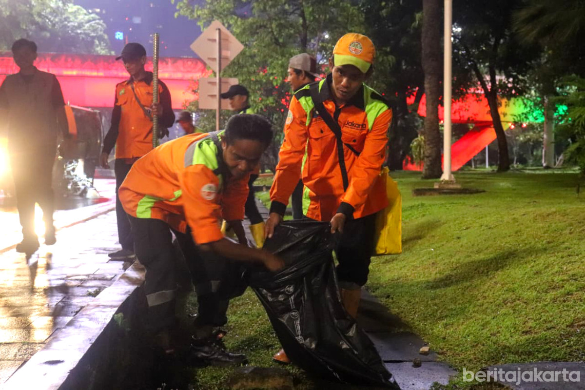 Petugas sedang mengumpulkan sampah sisa perayaan Malam Tahun Baru di wilayah Jaksel