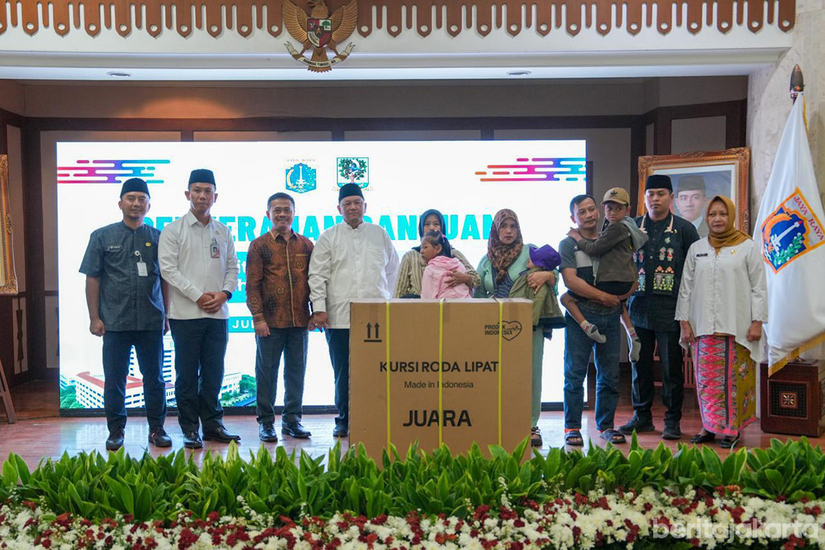 Penyerahan bantuan kursi roda kepada warga di Kantor Wali Kota Jakarta Utara, Jumat (29/8)